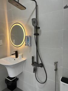 y baño con ducha y lavamanos. en Hotel Stylish Tân Khai, en Hớn Quản