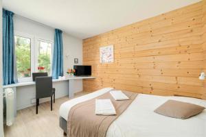 Postel nebo postele na pokoji v ubytování Hôtel Acacia Nancy sud Lunéville