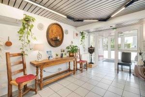 een woonkamer met een tafel en stoelen bij Hôtel Acacia Nancy sud Lunéville in Lunéville