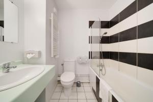 Koupelna v ubytování Hôtel Acacia Nancy sud Lunéville