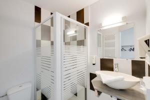 Koupelna v ubytování Hôtel Acacia Nancy sud Lunéville + 34 fotografií