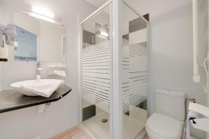 Koupelna v ubytování Hôtel Acacia Nancy sud Lunéville