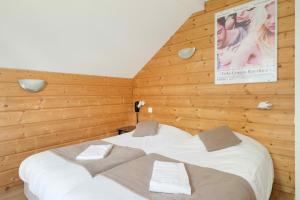 Postel nebo postele na pokoji v ubytování Hôtel Acacia Nancy sud Lunéville