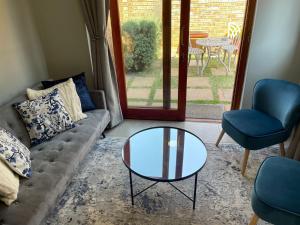 salon z kanapą i szklanym stołem w obiekcie 642 on Vincent w mieście Pretoria