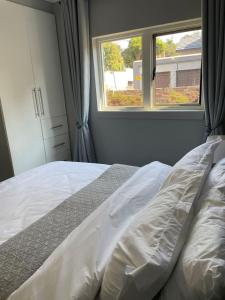 1 cama en un dormitorio con ventana en 642 on Vincent, en Pretoria