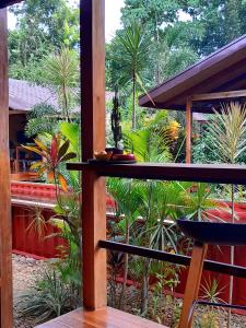 Cette chambre offre une vue sur un jardin planté de palmiers. dans l'établissement At Home, à Puerto Princesa