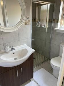 La salle de bains est pourvue d'un lavabo et d'une douche. dans l'établissement 642 on Vincent, à Pretoria