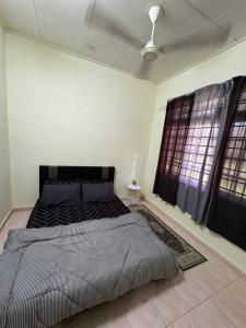 1 dormitorio con 1 cama grande en una habitación en Syurgaku Homestay Tanah Merah, en Tanah Merah