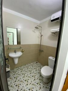 un baño con inodoro y lavabo en Mr Thông Homestay, en Ninh Binh