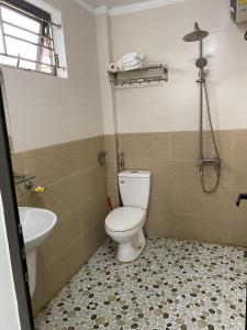 un baño con inodoro y lavabo en Mr Thông Homestay, en Ninh Binh
