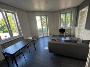 ストラスブールにあるle couventのソファとテーブルのあるリビングルーム