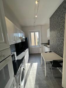 ストラスブールにあるle couventのキッチン(テーブル、電子レンジ付) +9枚の写真