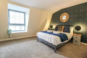 ノッティンガムにあるLuxurious 1 Bed Apartment with Free Parkingのベッドルーム1室(ベッド1台、壁掛け鏡付)