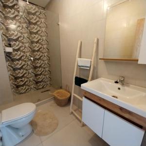 Ванная комната в appartement moderne proche aéroport