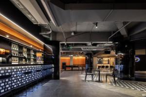 uma sala de degustação de vinhos com mesas e cadeiras em Changsha Desti Youth Park Hostel em Changsha