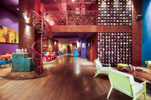 una habitación con sillas y botellas de vino en la pared en Prostyle Hotel Ho Chi Minh プロスタイルホテルホーチミン, en Ho Chi Minh