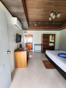 Un dormitorio con una cama y un escritorio y un escritorio. en Lanta Mermaid Resort, en Ban Ai Dao