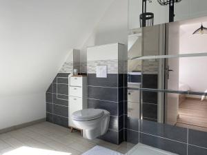 e bagno con servizi igienici e cabina doccia. di 303 - Appartement 3 pièces très lumineux en plein cœur de Fréhel a Fréhel