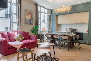 Un lugar para sentarse en Sophie Stay - Le Mucha - King size bed - AC