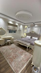 a bedroom with a bed and a table and a mirror at شقة بموقع مميز قريبة من الحرم في قلب المدينة وبجانبها جميع الخدمات in Al Madinah