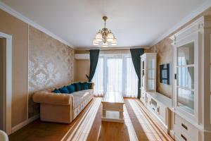 a living room with a couch and a window at Montana Popa ApartHotel in Blaj