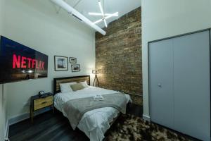 Katil atau katil-katil dalam bilik di Massive 6BR Luxury Suite Sleeps 12 Guests with Jacuzzi & Pool Table Perfect Group Stay and Optional Parking Near McCormick Place & Soldier Field