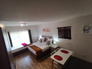 Habitación pequeña con cama y ventana en 50 Galena Affordable Luxury, en Roodepoort