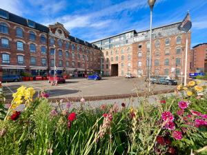 a group of flowers in front of a building at Luxurious 1 Bed Apartment with Free Parking in Nottingham