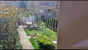 um jardim em frente a um edifício com uma casa em Bosnien Old House em Travnik
