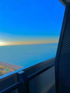 una vista del océano desde un avión en Luxsor Rooms In Orbi City, en Batumi