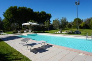 uma piscina com uma mesa e um guarda-sol em Sunny House Trilo with Pool - Happy Rentals em Sanarica