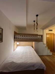1 dormitorio con cama y escalera en Studio M, en Kopaonik