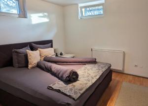 Un pat sau paturi într-o cameră la Close to Schönbrunn Apartments - Contactless 24h Check-In