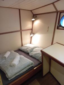 アムステルダムにあるMPS　ホーランドのボート内のツインベッド2台が備わる客室です。