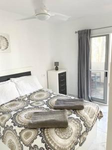1 dormitorio con 1 cama con 2 almohadas en Casa Malibu El Rincon Pool view Playa Flamenca, en Playa Flamenca