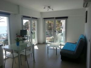 een woonkamer met een tafel en een bank bij Mirador de La Cala JPC in Benidorm