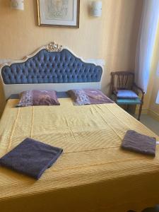 Una cama grande con dos almohadas encima. en Villa-Gaby villa entière et piscine, en Menton 49 fotos más