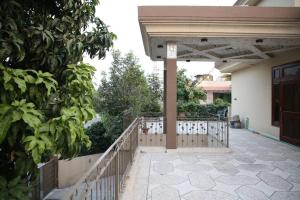 un porche de una casa con una valla de madera en 6 Bedroom private home in Dha Lahore- Phase1 Entire House en Lahore