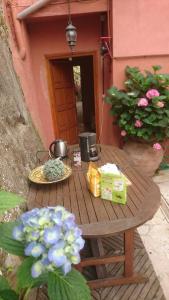 una mesa de madera con un plato de comida y flores en Villa-Gaby villa entière et piscine, en Menton