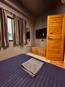 una camera con letto e cassettiera in legno di Hostel Friends Station & Cafe a Pattaya Sud