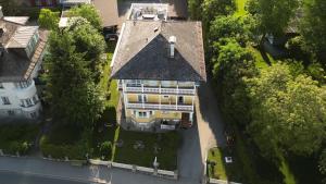 eine Aussicht auf ein Haus mit Dach in der Unterkunft Gästehaus Gertrude in Velden am Wörthersee