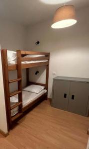 Bunk bed o mga bunk bed sa kuwarto sa Joli appartement avec terrasse