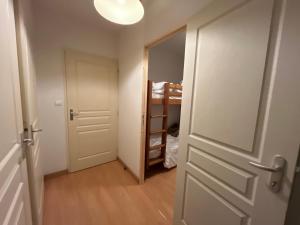 mały pokój z drzwiami i szafą w obiekcie Joli appartement avec terrasse w mieście Ax-les-Thermes