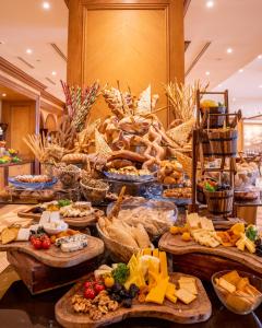 un buffet con muchos tipos diferentes de comida a la vista en The Regency Hotel Kuwait en Kuwait