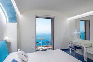 una camera da letto con vista sull'oceano di Holidays dream Praiano a Praiano