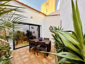 a dining room with a table and some plants at Pecher CostaBravaSi in Sant Feliu de Guíxols