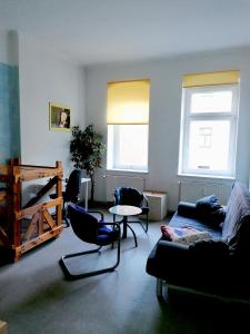 sala de estar con sofá y mesa en Kulturschutzgebiet en Dresden