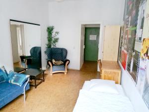 a living room with blue furniture and a green door at Kulturschutzgebiet in Dresden