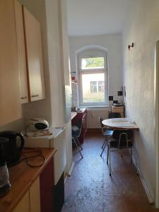 uma cozinha com mesa e cadeiras e uma janela em Kulturschutzgebiet em Dresden