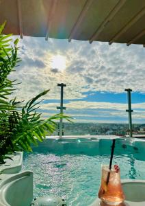 Bazén v ubytování Hotel Nevis Wellness & SPA nebo v jeho okolí